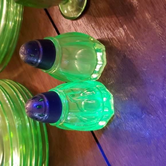 Vintage Uranium Green Glass Shaker Set - Picture 6 of 7